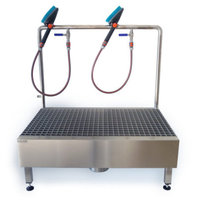 Poste de lavage pour chaussures de foot avec brosse manuelle