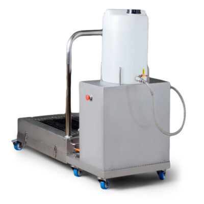 Machine de nettoyage des semelles avec désinfection par pulvérisation, sans raccordement à l'eau
